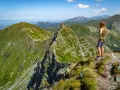 Widok na zielone szczyty Tatr Zachodnich na Słowacji. Kobieta podziwia panoramę gór.