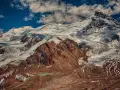Aconcagua, najwyższy szczyt Ameryki, wznosi się majestatycznie, pokryty śniegiem i lodem. U jego stóp turkusowe jezioro.