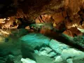 Podziemne jezioro w bozkowskich jaskiniach dolomitowych, gdzie turkusowa woda odbija skalne nacieki i tworzy magiczny klimat.