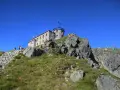 Kamienny budynek na szczycie góry, idealny punkt na trasę "Zakopane w 3 dni co zwiedzić". Schody prowadzą do obserwatorium.