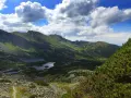 Widok na Tatry z przełęczy Karb. Trudność szlaku jest wyzwaniem, ale nagrodą są piękne jeziora i góry.