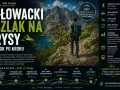 Słowacki szlak na Rysy: turysta z plecakiem na kamienistej ścieżce, w tle jezioro i góry. Opis trasy po słowackiej stronie Tatr.
