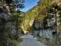 Ścieżka przez wąwóz z drewnianymi kładkami, idealna na pierwsze górskie wędrówki. Idealne zakopane szczyty dla początkujących.
