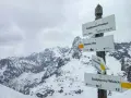 Szpiglasowy Wierch od Morskiego Oka. Znak szlaku w zimowych Tatrach wskazuje drogę na szczyt.