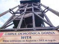 Drewniana wieża widokowa na Koziarzu, wznosząca się na 943 m n.p.m. w Gminie Ochotnica Dolna.