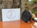 Stempel i kartka z napisem "Czupelek 933 m n.p.m. Najwyższy szczyt Beskidu Małego" - pamiątka z górskiej wyprawy.