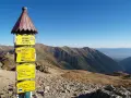 Trasa Grześ-Rakoń-Wołowiec. Tabliczka kierunkowa na szczycie Wołowca (2063 m n.p.m.) wskazuje drogę do Jamnickiego Sedla i innych szczytów.