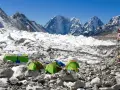 Namiotowe miasteczko na lodowcu, część trasy na Mount Everest. W tle ośnieżone szczyty.