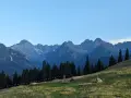Widok na gęsią szyję Rusinową Polanę z pasmem górskim w tle.