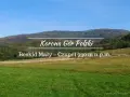 Beskid Mały – Czupel 930 m n.p.m. to najkrótszy szlak Korony Gór Polski. Zielone łąki i jesienne lasy pod błękitnym niebem.