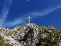 Biały krzyż na skalistym szczycie, symbol Tatr. Zastanawiasz się, ile ma Giewont?
