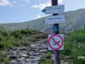 Kamienisty szlak prowadzi do Hali Kondratowej. Wskazówki kierują na Przełęcz pod Kopą Kondracką.