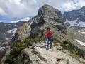 Kobieta z kijkami trekkingowymi na skalistej ścieżce w Tatrach. Czy to szlak dla każdego? Kościelec czeka!