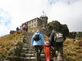 Rodzina wspina się kamiennymi schodami na Kasprowy Wierch. Trasa prowadzi do obserwatorium meteorologicznego.
