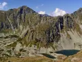 Kamieniste zbocza Tatr Wysokich, skaliste szczyty i dwa górskie stawy. To widok z najkrótszego szlaku na Bystrą.