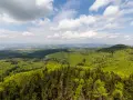 Widok z góry na zielone lasy i pola, idealny na kłodzka góra trasa.