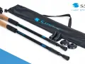 Kije trekkingowe Sapphire z korkową rączką i pokrowcem. Czy kije trekkingowe można używać do nordic walking? Tak, z odpowiednimi końcówkami.