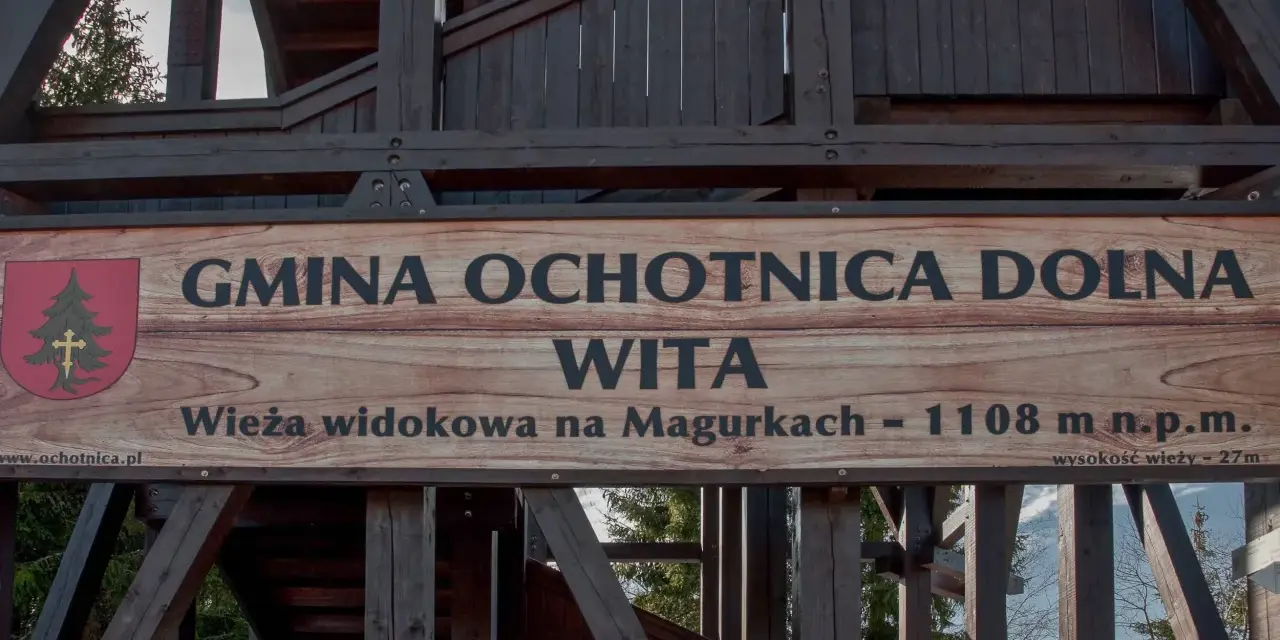 Drewniana wieża widokowa na Magurkach, szlak z Ochotnicy, wita turystów na wysokości 1108 m n.p.m.