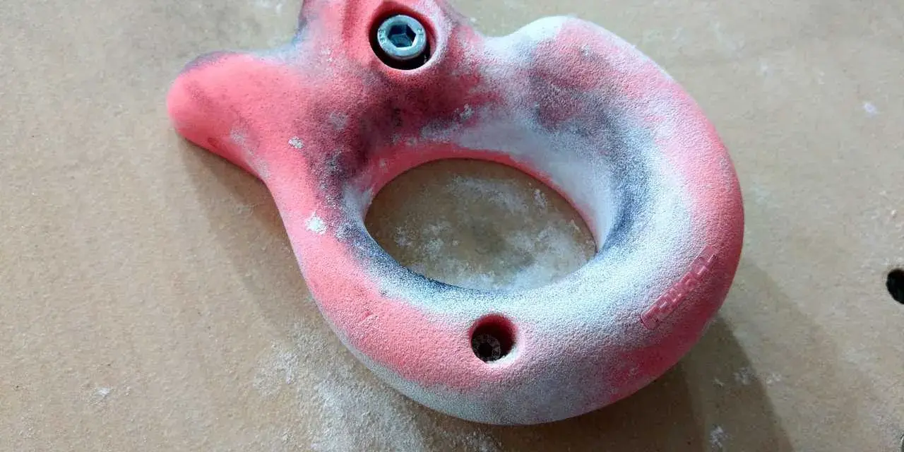 Chwyt wspinaczkowy pokryty magnezją. Czy magnezja jest szkodliwa? To pytanie zadaje sobie wielu wspinaczy, ale ten chwyt wygląda na gotowy do akcji.