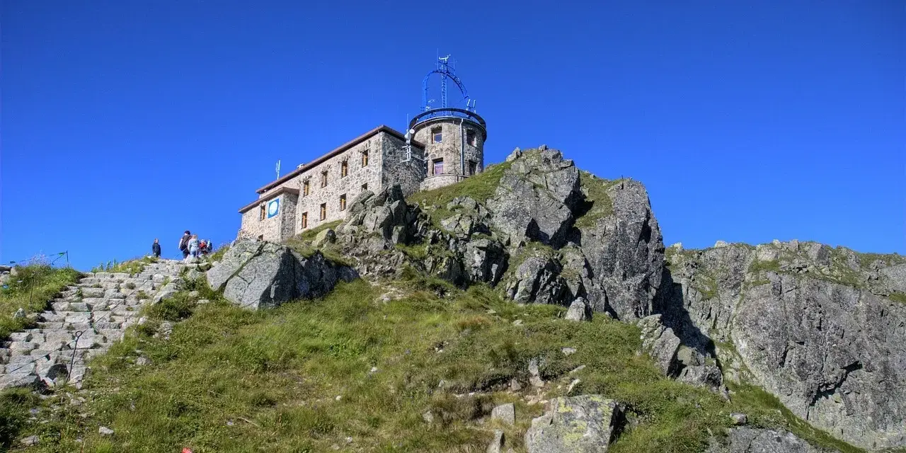 Kamienny budynek na szczycie góry, idealny punkt na trasę "Zakopane w 3 dni co zwiedzić". Schody prowadzą do obserwatorium.