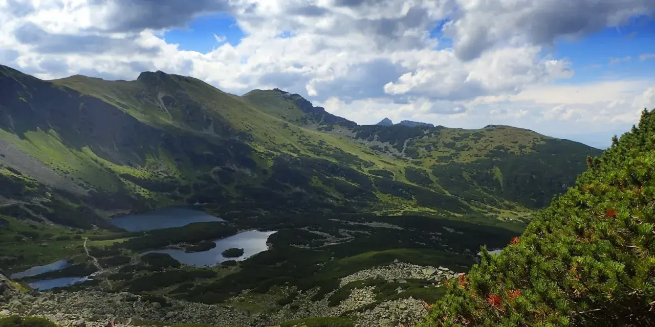 Widok na Tatry z przełęczy Karb. Trudność szlaku jest wyzwaniem, ale nagrodą są piękne jeziora i góry.