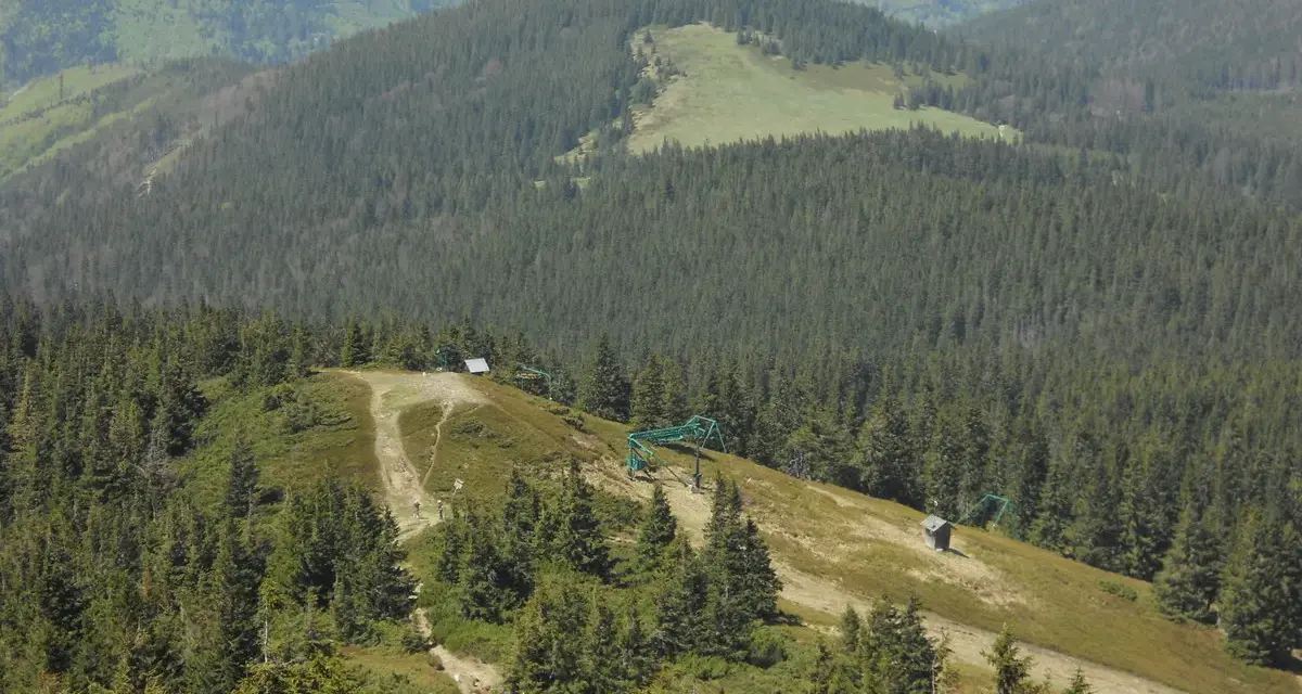 Widok na górskie zbocza Beskidu Żywieckiego, z widoczną ścieżką turystyczną, która może być najłatwiejszy szlak na Pilsko.