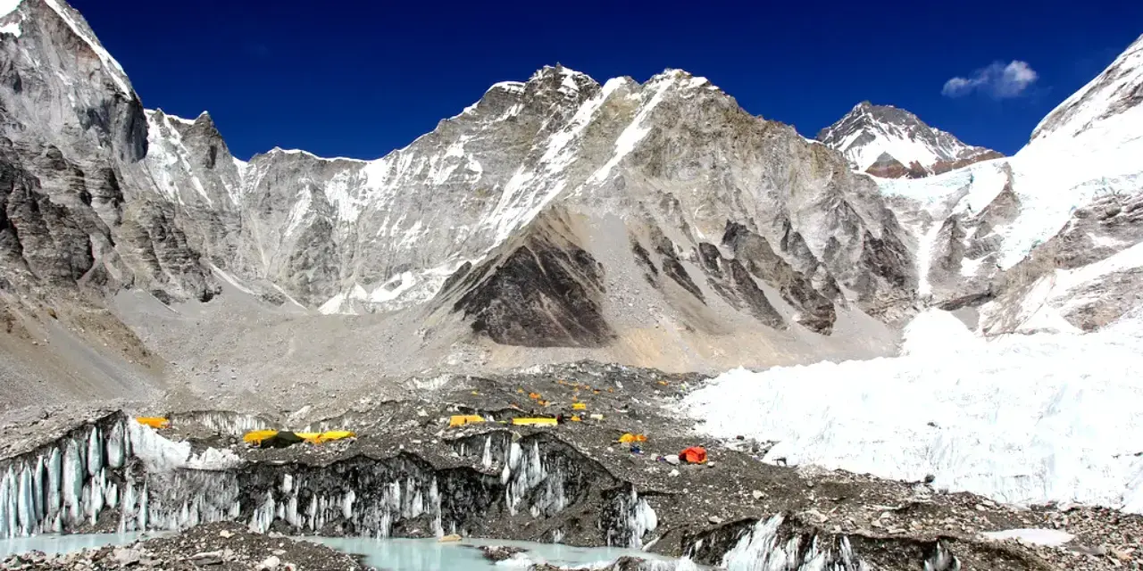 Obóz pod Everestem, z namiotami i lodowcem. Planując wyprawę, warto sprawdzić everest base camp koszty.