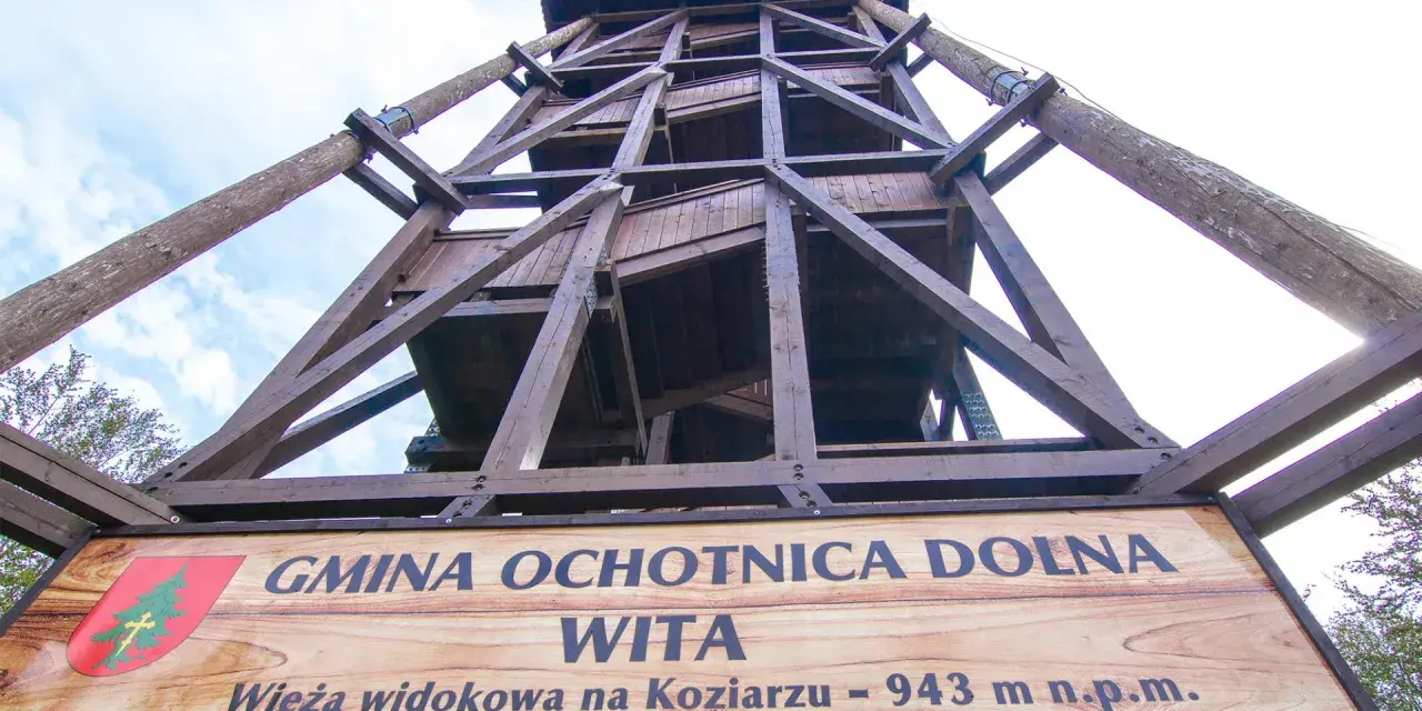 Drewniana wieża widokowa na Koziarzu, wznosząca się na 943 m n.p.m. w Gminie Ochotnica Dolna.