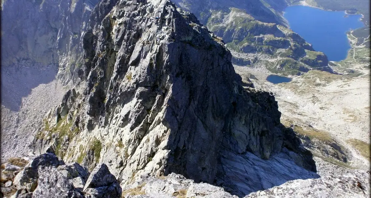 Szczyty Tatr Wysokich, widok na Morskie Oko. Trasa Orla Perć ma ok. 4,5 km, ale jej pokonanie zajmuje wiele godzin.