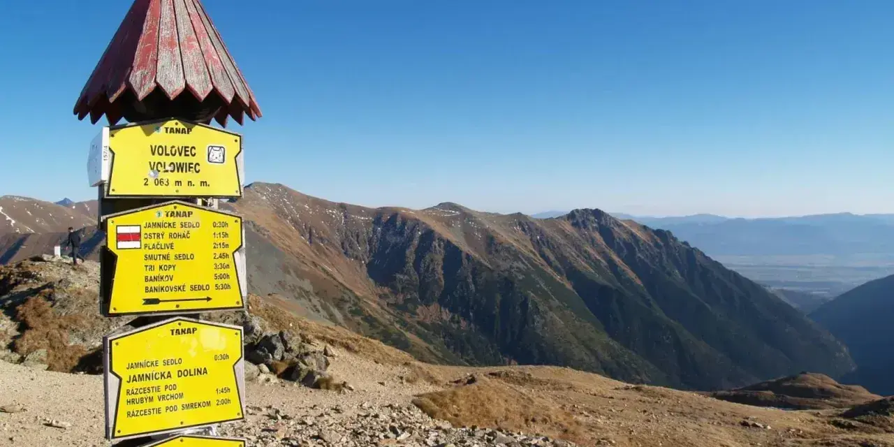 Trasa Grześ-Rakoń-Wołowiec. Tabliczka kierunkowa na szczycie Wołowca (2063 m n.p.m.) wskazuje drogę do Jamnickiego Sedla i innych szczytów.