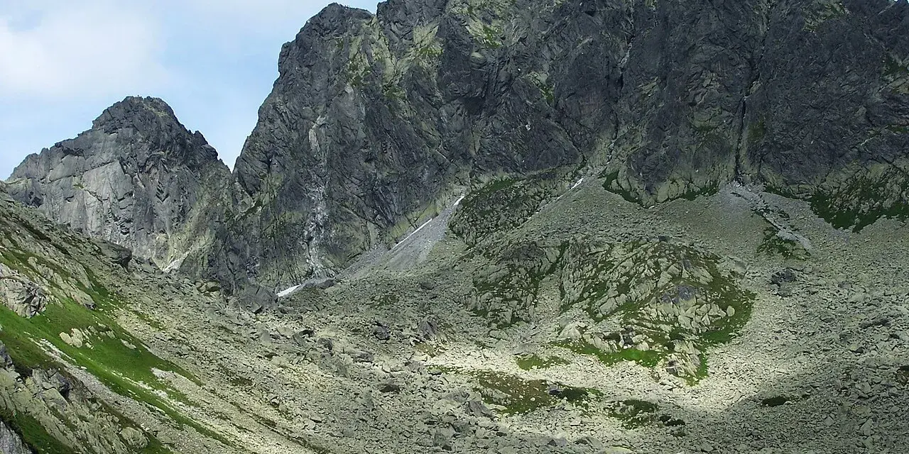 Kamieniste zbocza i skaliste szczyty Tatr Wysokich. Szlak na Kozi Wierch z Doliny Gąsienicowej w pełnej krasie.