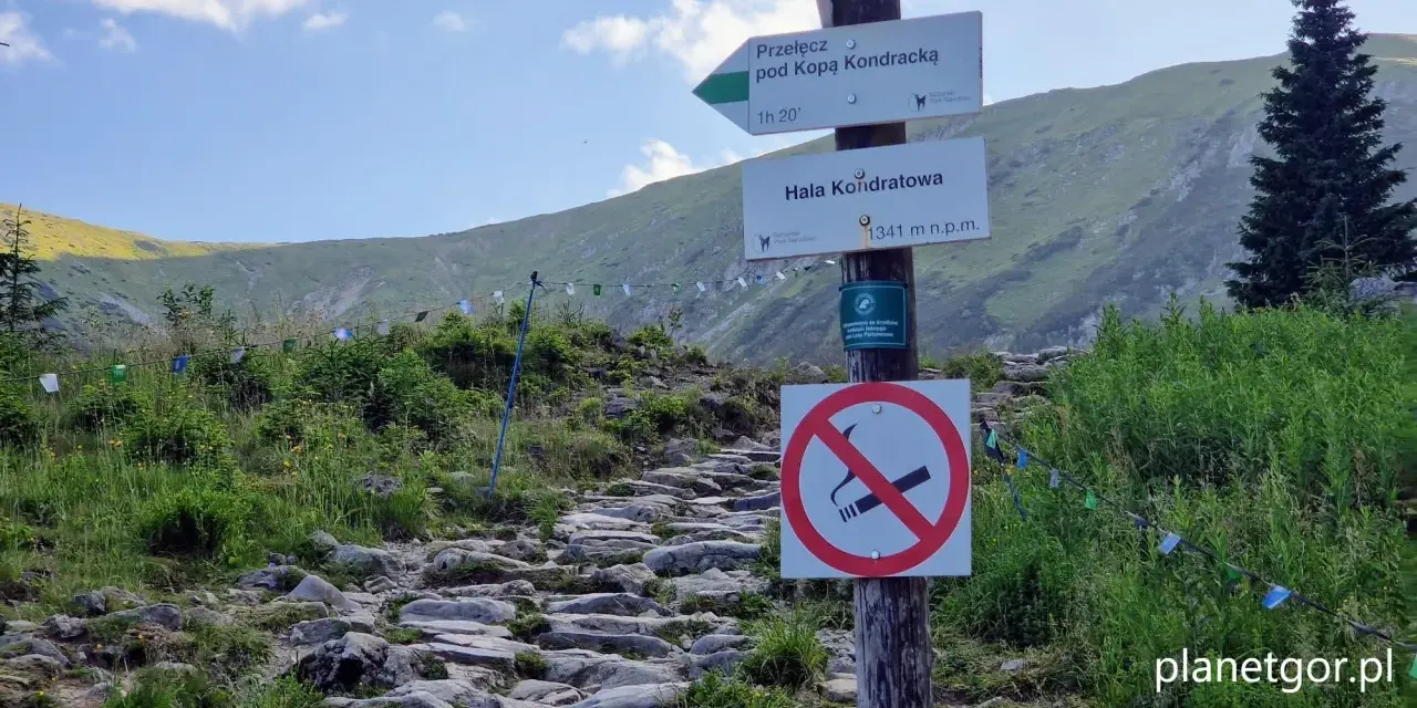 Kamienisty szlak prowadzi do Hali Kondratowej. Wskazówki kierują na Przełęcz pod Kopą Kondracką.