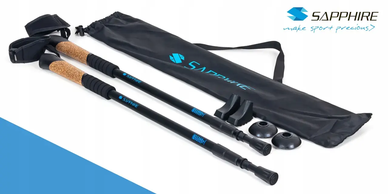 Kije trekkingowe Sapphire z korkową rączką i pokrowcem. Czy kije trekkingowe można używać do nordic walking? Tak, z odpowiednimi końcówkami.