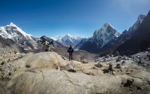 Trekking w Himalajach. Samotny turysta podziwia majestatyczne szczyty i doliny.