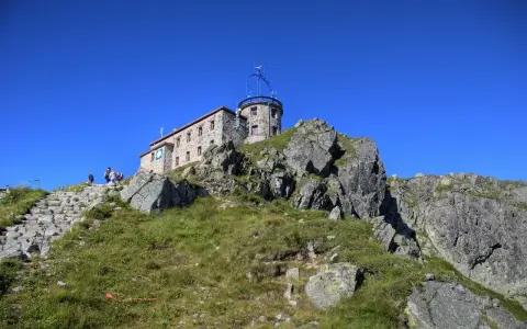 Kamienny budynek na szczycie góry, idealny punkt na trasę "Zakopane w 3 dni co zwiedzić". Schody prowadzą do obserwatorium.