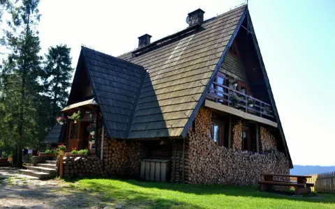 Drewniana bacówka na Maciejowej w Starych Wierchach, otoczona lasem i górami, zaprasza do odpoczynku.