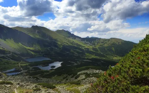 Widok na Tatry z przełęczy Karb. Trudność szlaku jest wyzwaniem, ale nagrodą są piękne jeziora i góry.