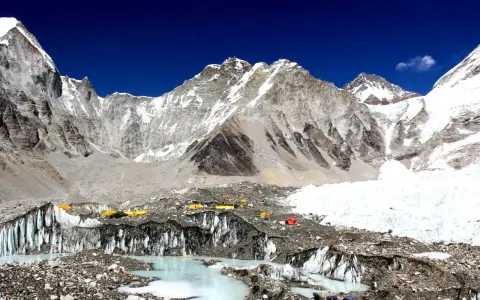 Obóz pod Everestem, z namiotami i lodowcem. Planując wyprawę, warto sprawdzić everest base camp koszty.