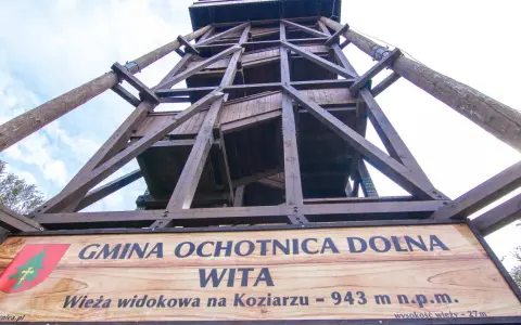Drewniana wieża widokowa na Koziarzu, wznosząca się na 943 m n.p.m. w Gminie Ochotnica Dolna.