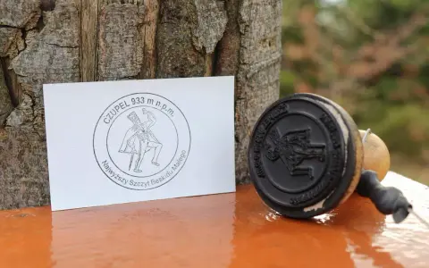 Stempel i kartka z napisem "Czupelek 933 m n.p.m. Najwyższy szczyt Beskidu Małego" - pamiątka z górskiej wyprawy.