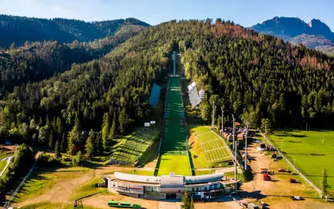 Skocznia narciarska w Tatrach. Idealne tatry atrakcje dla leniwych – podziwiaj widoki bez wysiłku, a potem zjedź kolejką.