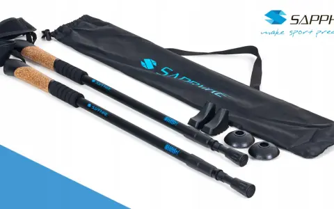 Kije trekkingowe Sapphire z korkową rączką i pokrowcem. Czy kije trekkingowe można używać do nordic walking? Tak, z odpowiednimi końcówkami.