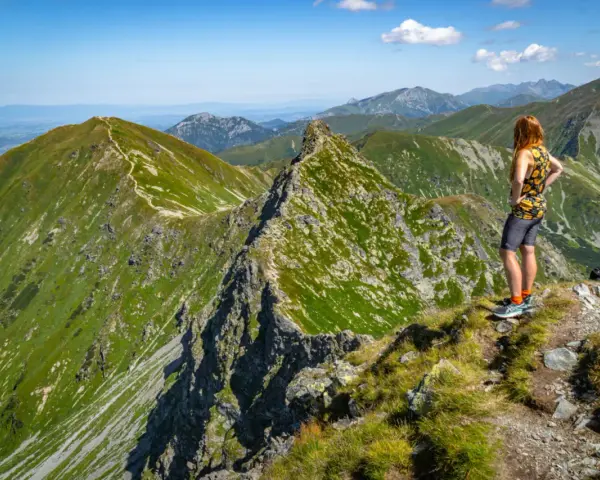 Widok na zielone szczyty Tatr Zachodnich na Słowacji. Kobieta podziwia panoramę gór.