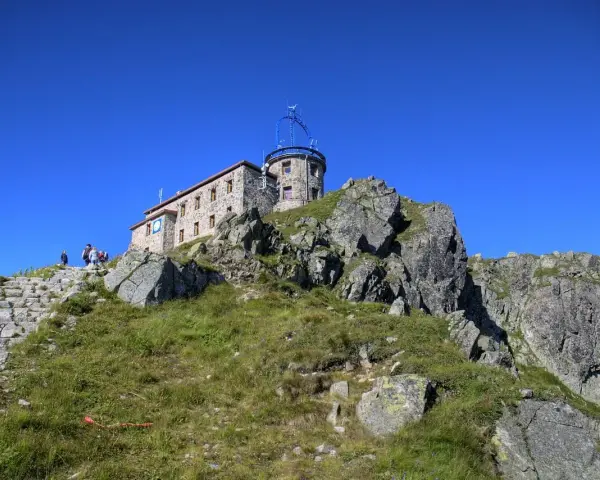 Kamienny budynek na szczycie góry, idealny punkt na trasę "Zakopane w 3 dni co zwiedzić". Schody prowadzą do obserwatorium.