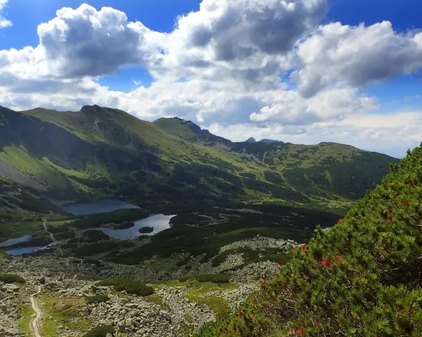 Widok na Tatry z przełęczy Karb. Trudność szlaku jest wyzwaniem, ale nagrodą są piękne jeziora i góry.