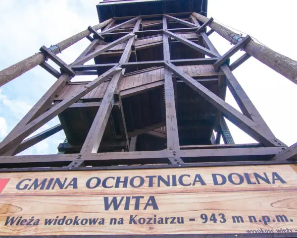 Drewniana wieża widokowa na Koziarzu, wznosząca się na 943 m n.p.m. w Gminie Ochotnica Dolna.