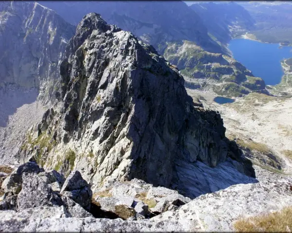 Szczyty Tatr Wysokich, widok na Morskie Oko. Trasa Orla Perć ma ok. 4,5 km, ale jej pokonanie zajmuje wiele godzin.