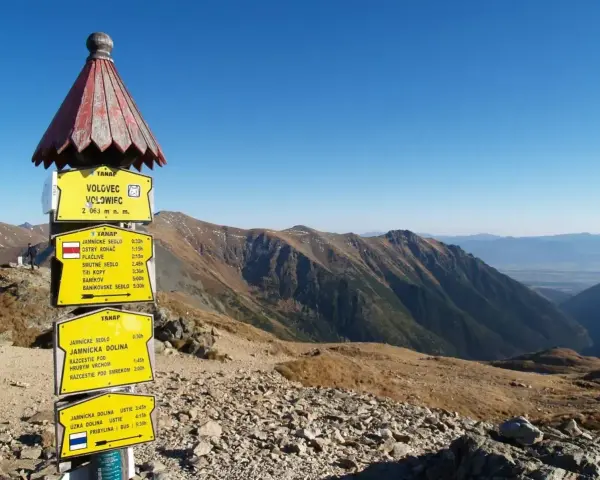 Trasa Grześ-Rakoń-Wołowiec. Tabliczka kierunkowa na szczycie Wołowca (2063 m n.p.m.) wskazuje drogę do Jamnickiego Sedla i innych szczytów.