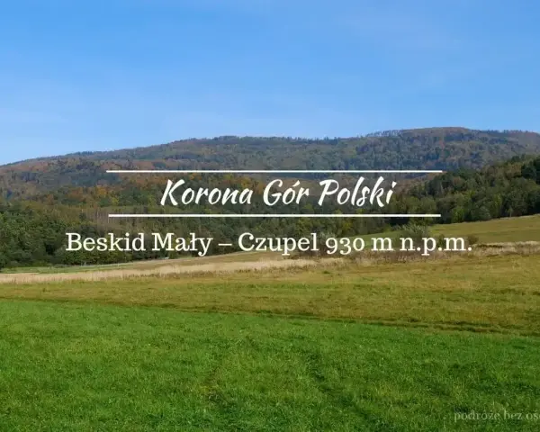 Beskid Mały – Czupel 930 m n.p.m. to najkrótszy szlak Korony Gór Polski. Zielone łąki i jesienne lasy pod błękitnym niebem.