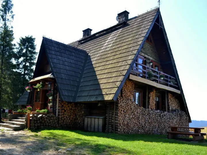 Drewniana bacówka na Maciejowej w Starych Wierchach, otoczona lasem i górami, zaprasza do odpoczynku.